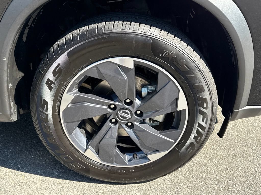 Used 2025 Nissan Rogue SV AWD/4WD image 11