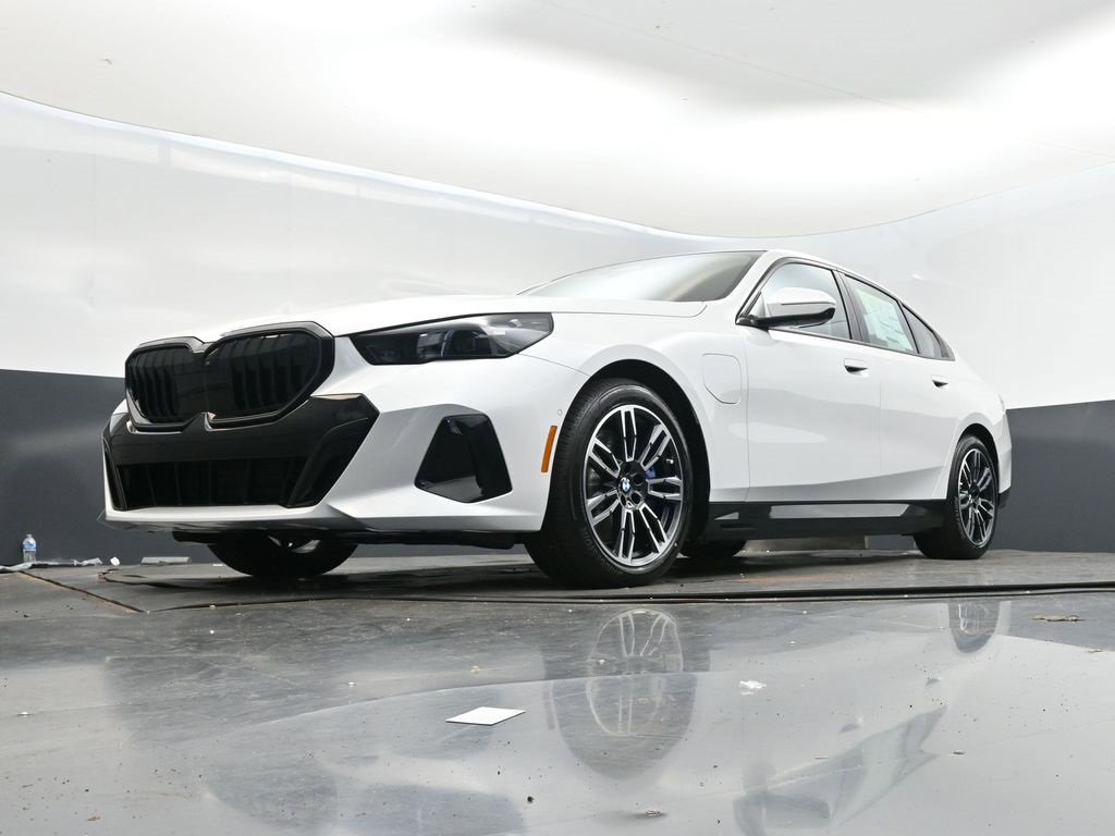 New 2026 BMW 550e xDrive w/ Executive Package image 39