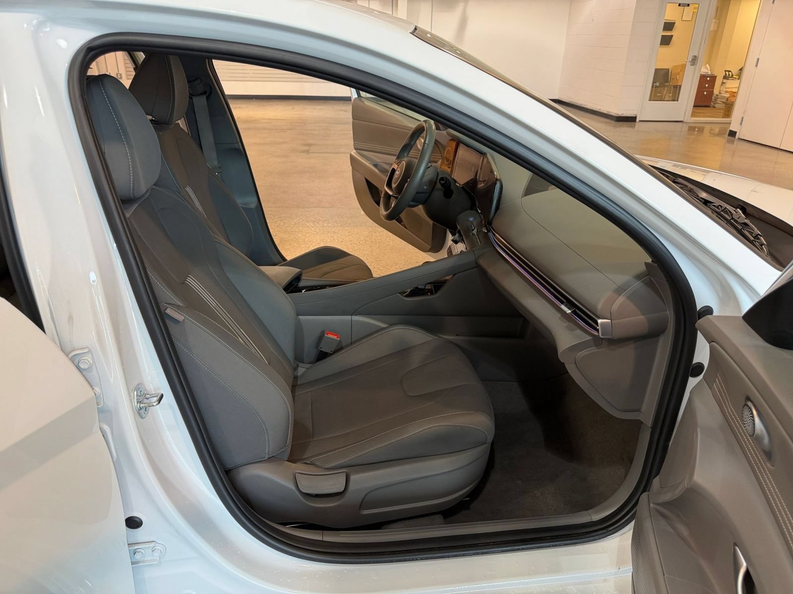 Used 2025 Hyundai Elantra SEL FWD image 37