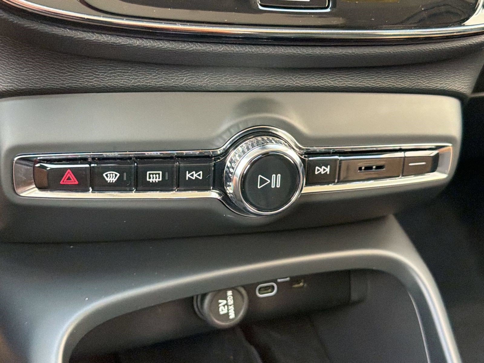 Certified 2023 Volvo XC40 B5 Plus w/ Protection Package Premier AWD/4WD image 18