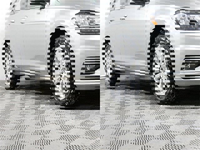 Used 2018 Volkswagen Golf SE image 2