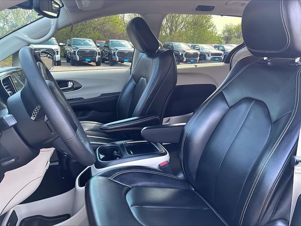Used 2023 Chrysler Pacifica Touring-L FWD image 10