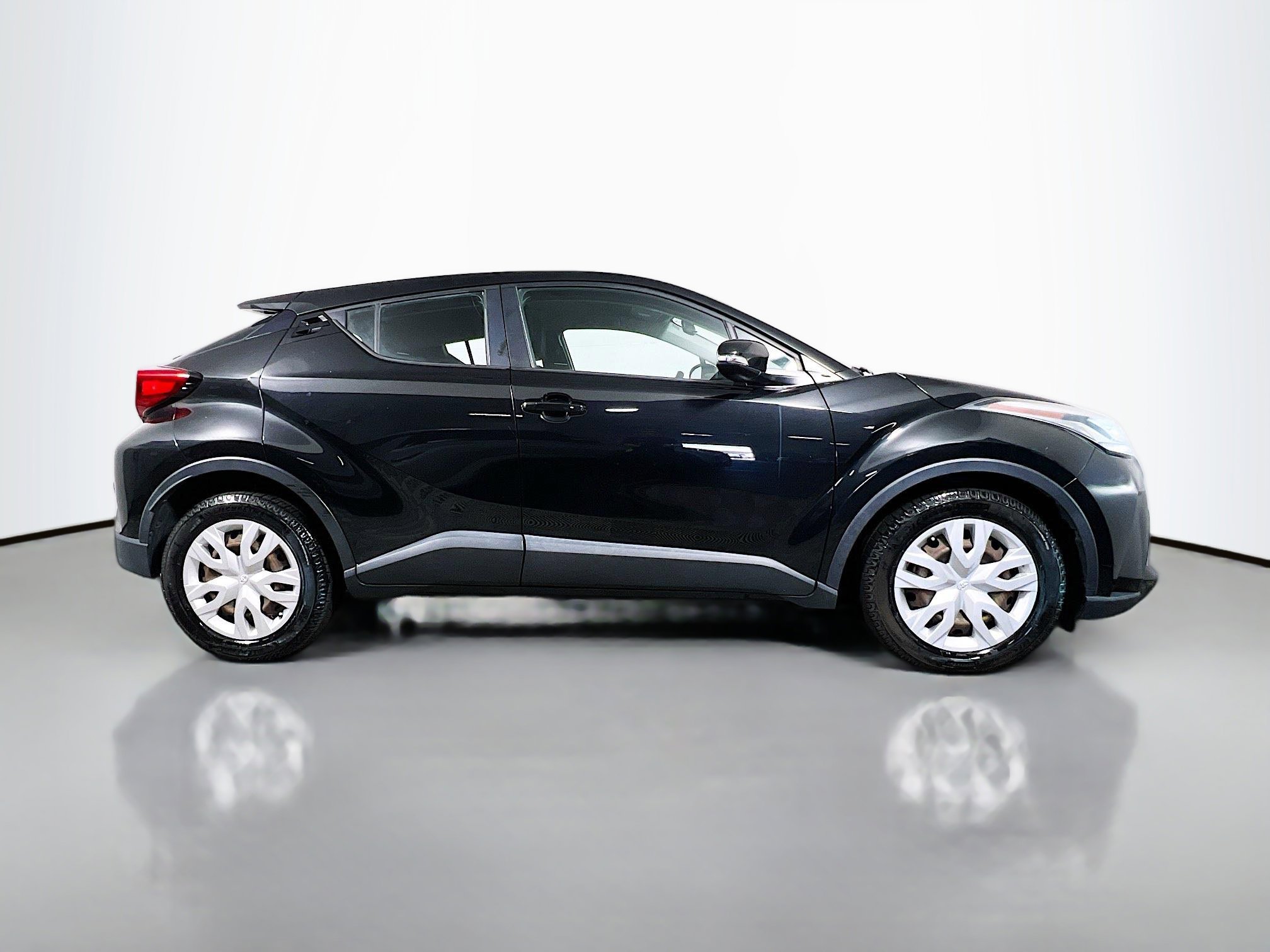 Used 2021 Toyota C-HR LE image 3