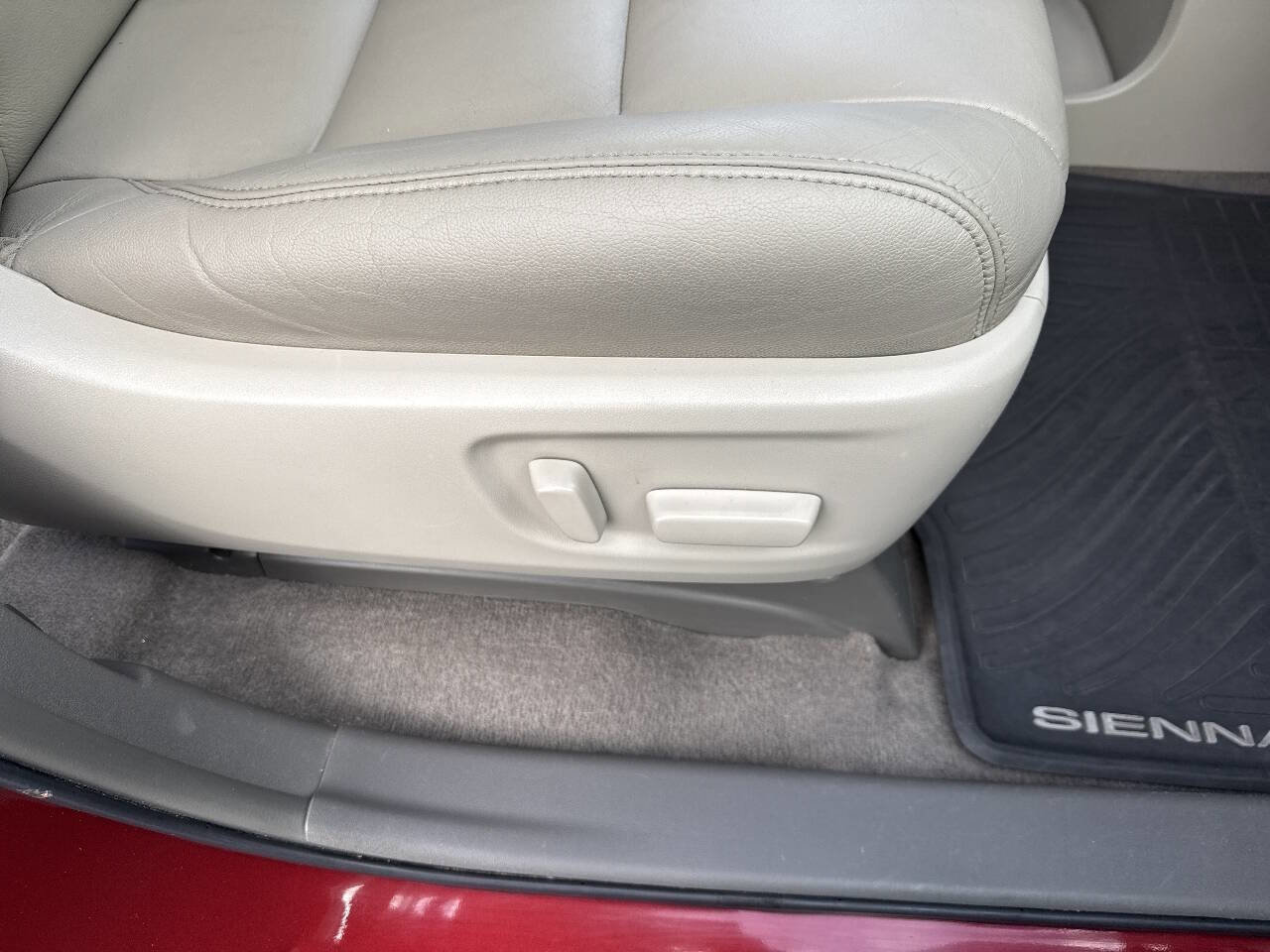 Used 2015 Toyota Sienna image 47