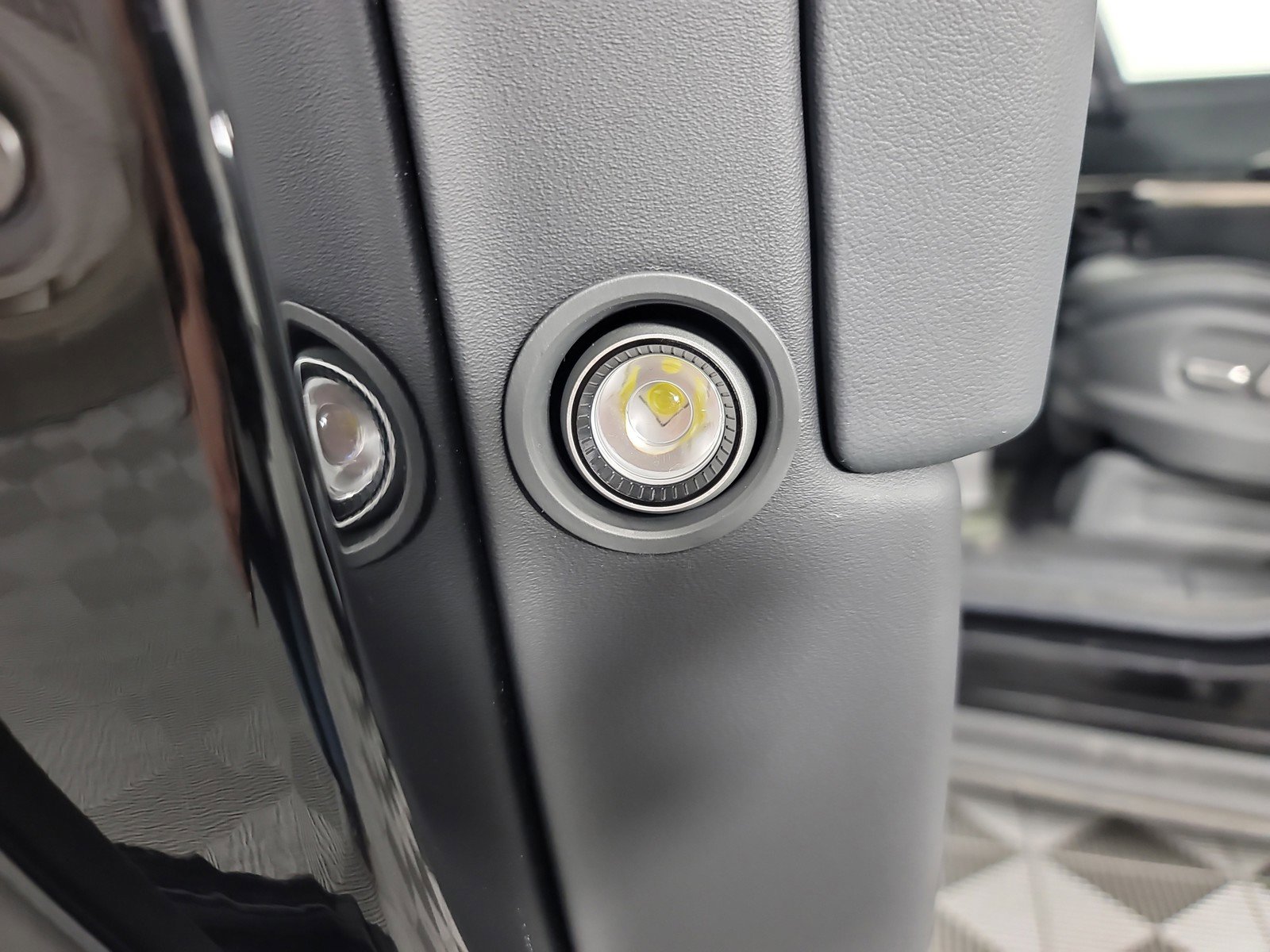 Used 2024 Rivian R1S Adventure image 32