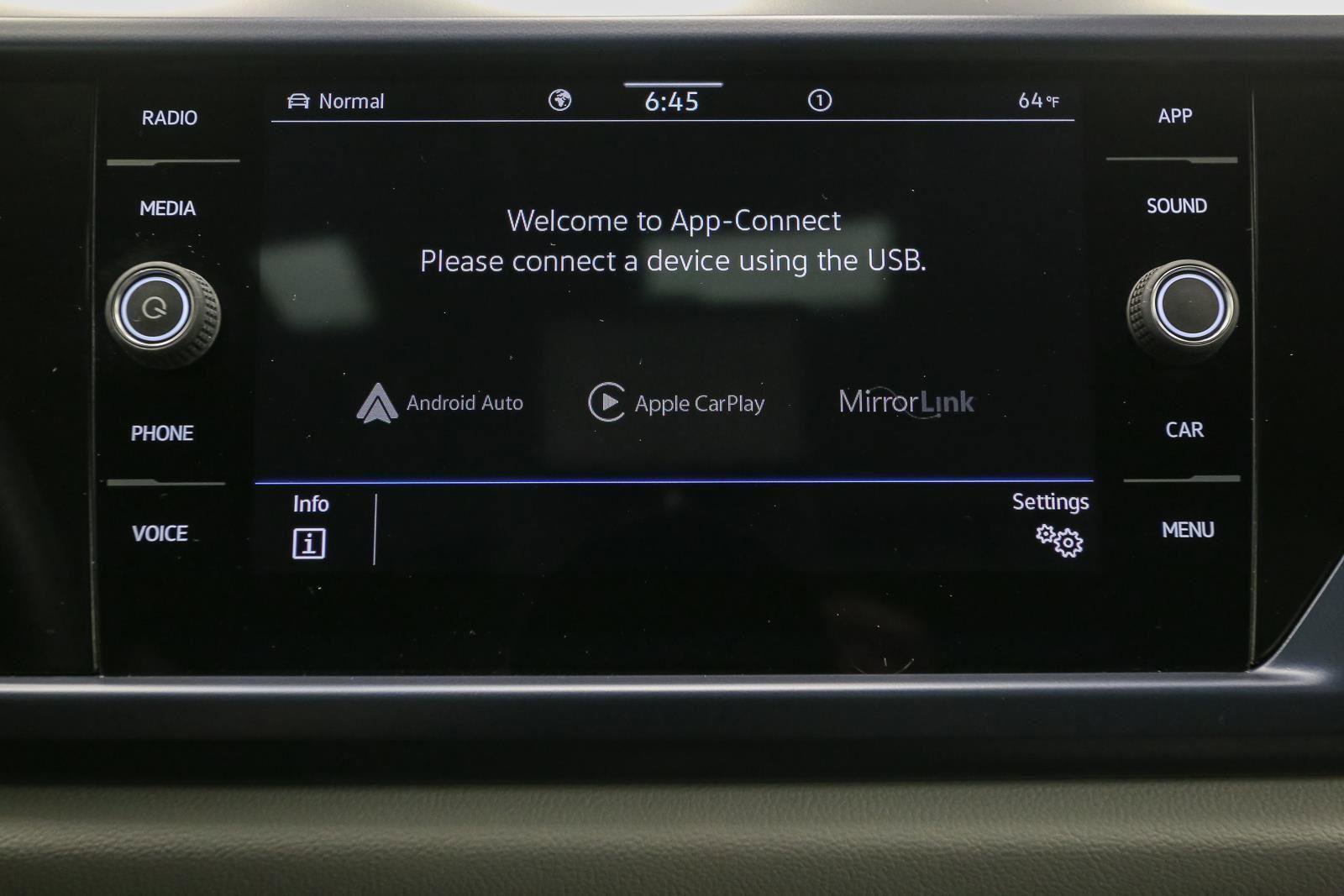 Certified 2022 Volkswagen Taos SE w/ Panoramic Sunroof Package AWD/4WD image 31