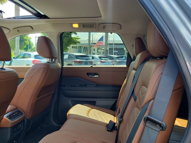 Used 2024 Nissan Pathfinder Platinum FWD image 11