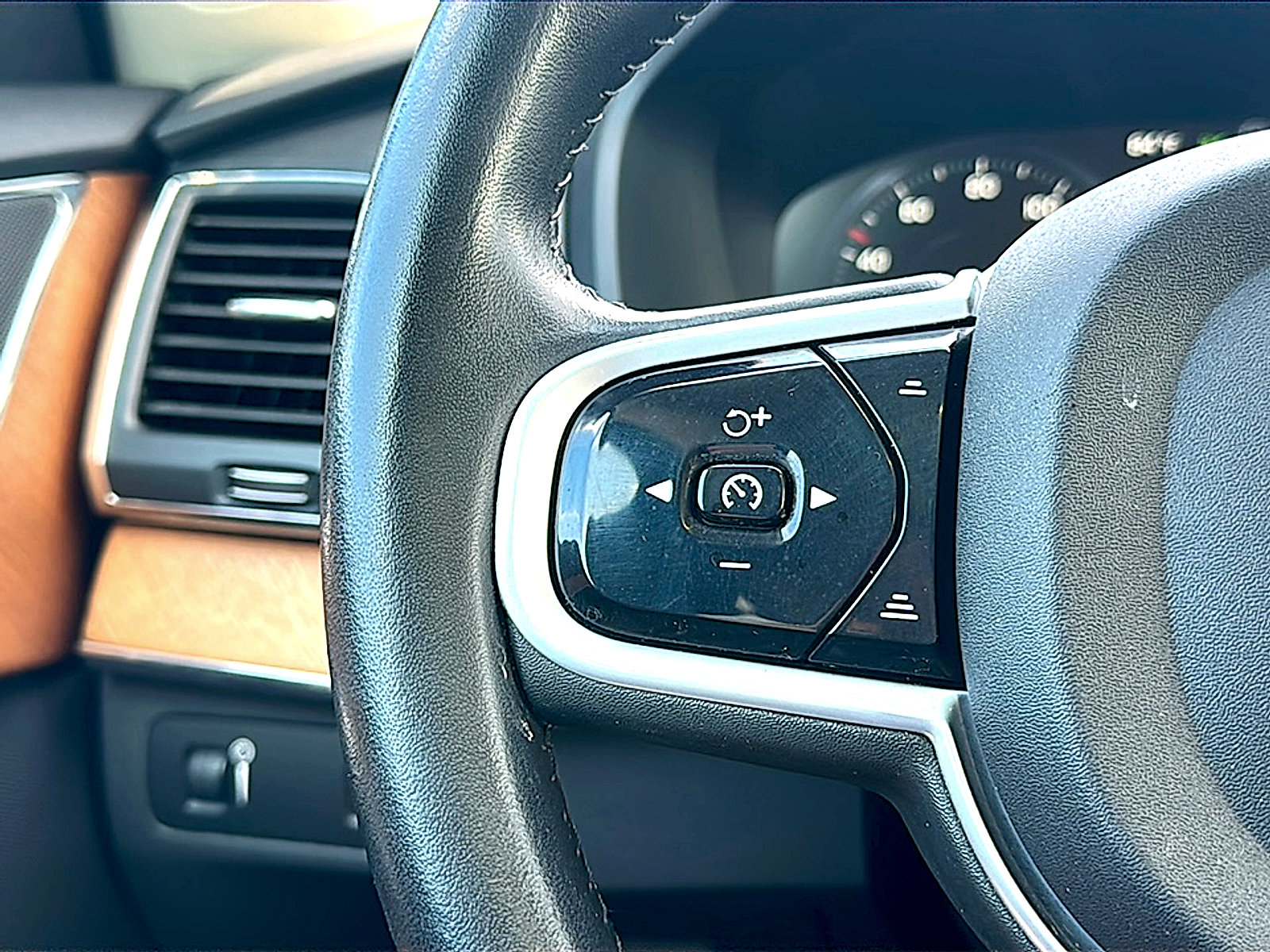 Used 2022 Volvo XC90 T5 Momentum w/ Protection Package Premier FWD image 31