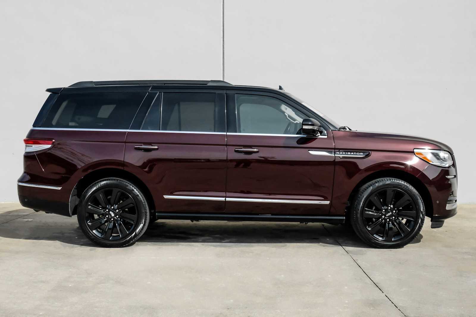 Used 2024 Lincoln Navigator Black Label AWD/4WD image 9
