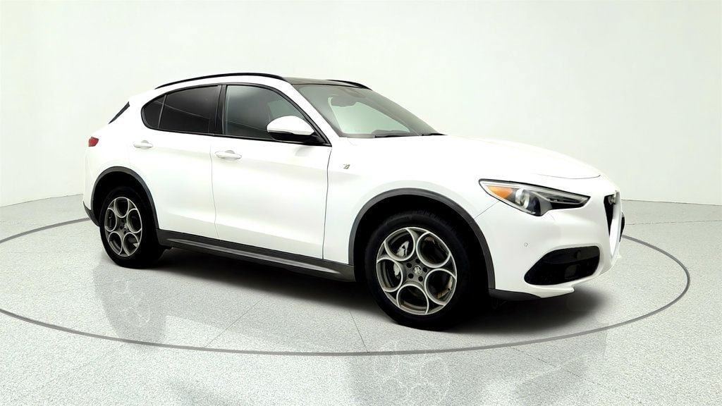 Used 2023 Alfa Romeo Stelvio Ti AWD/4WD image 3
