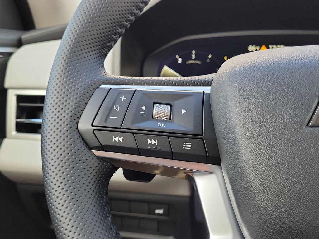 New 2025 Mitsubishi Outlander SE image 13