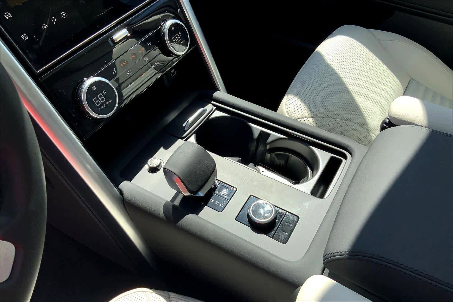 Used 2025 Land Rover Discovery S image 7