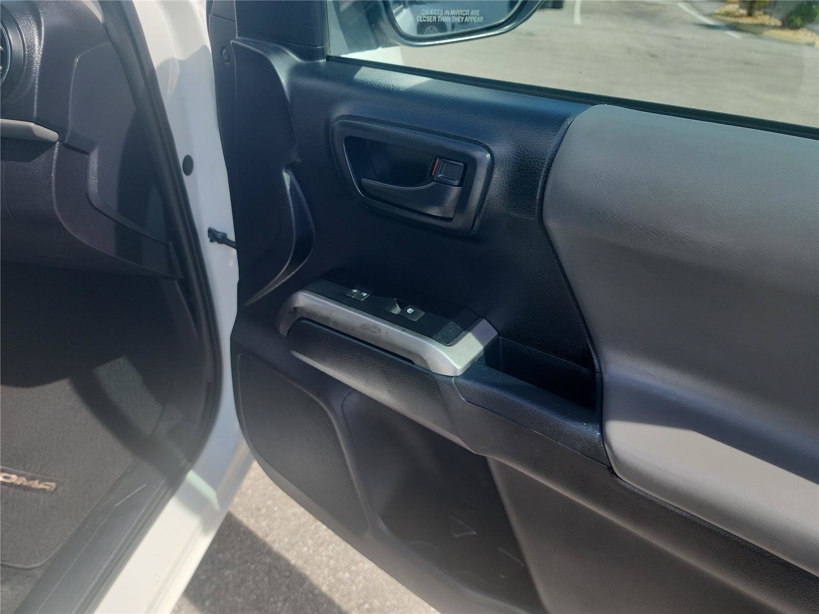 Used 2017 Toyota Tacoma SR5 w/ SR5 Appearance Package (SM) RWD image 27