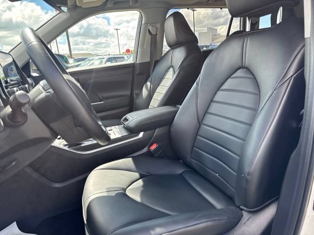 Used 2024 Toyota Highlander LE AWD/4WD image 14