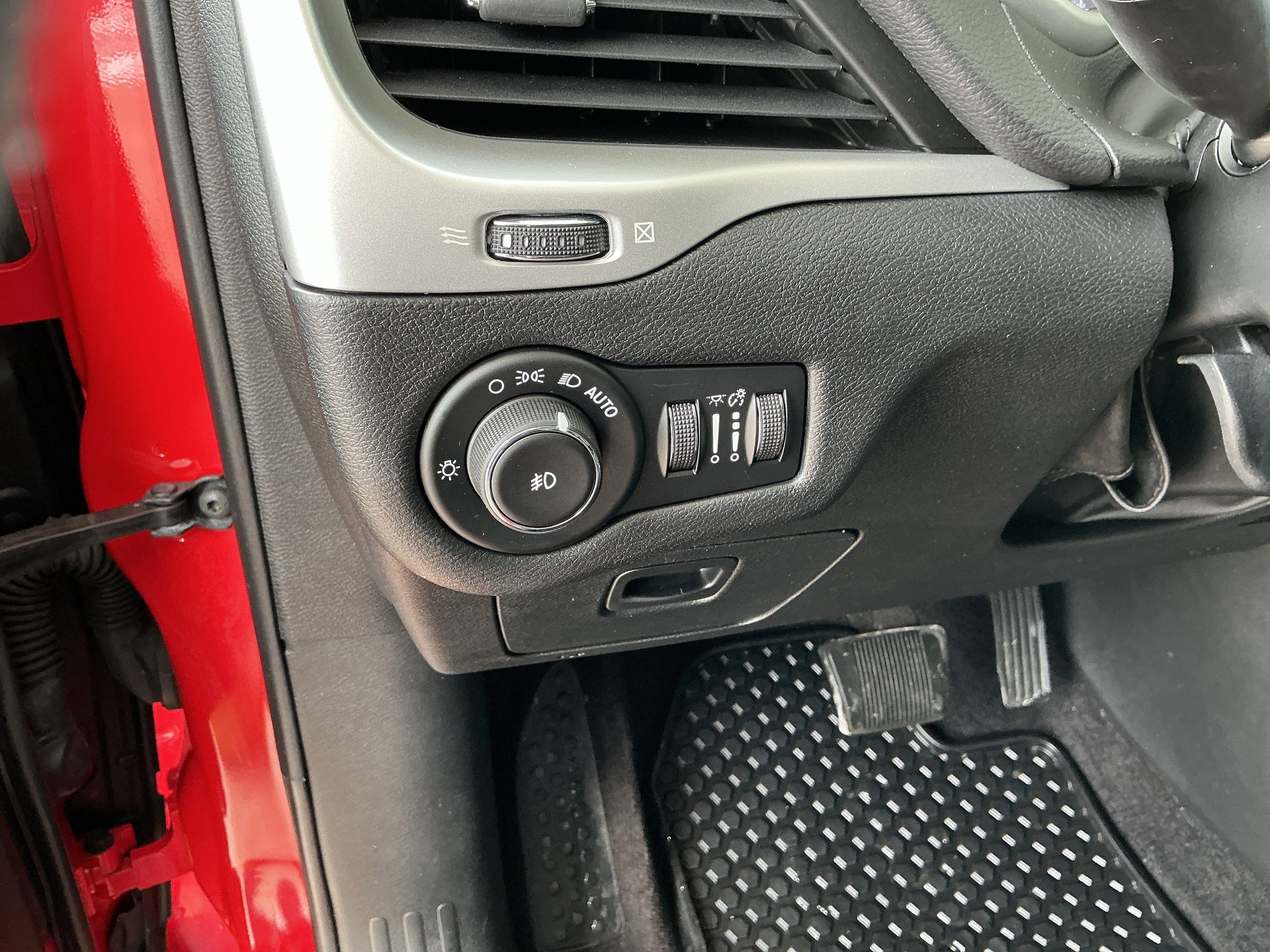 Used 2017 Jeep Cherokee Trailhawk w/ Cold Weather Group image 26