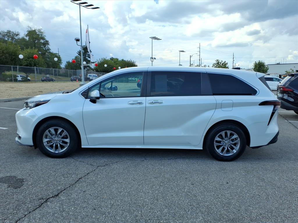 Certified 2023 Toyota Sienna XLE FWD image 8