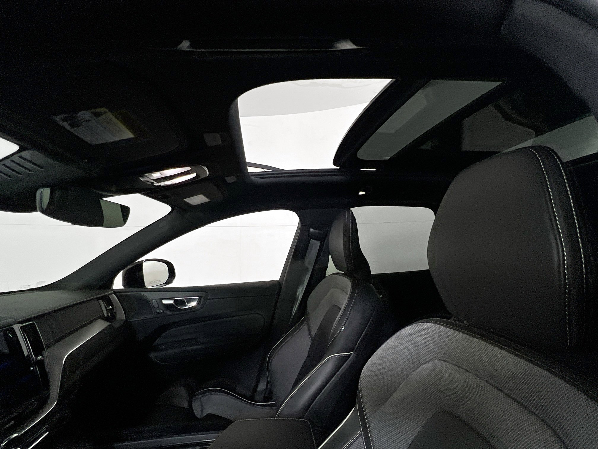 Used 2022 Volvo XC60 B5 R-Design w/ Advanced Package image 21