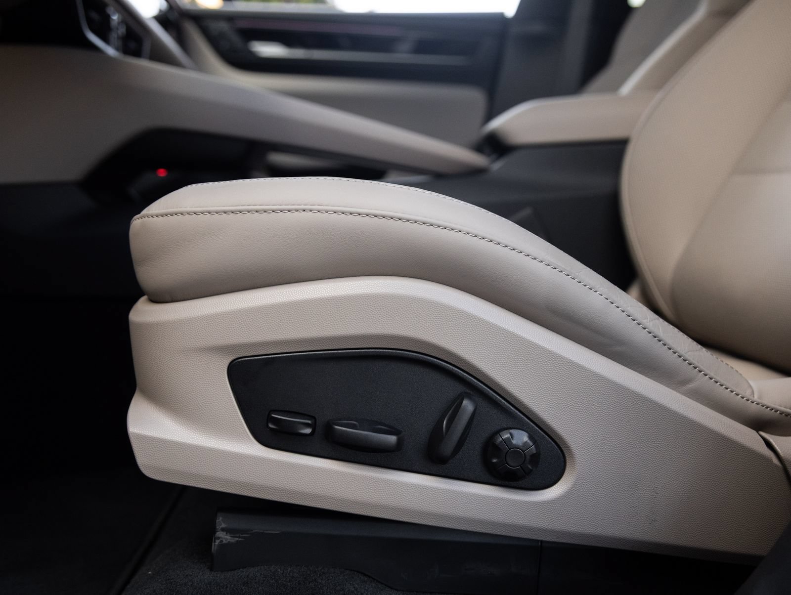 Certified 2026 Porsche Macan 4 Electric AWD/4WD image 23