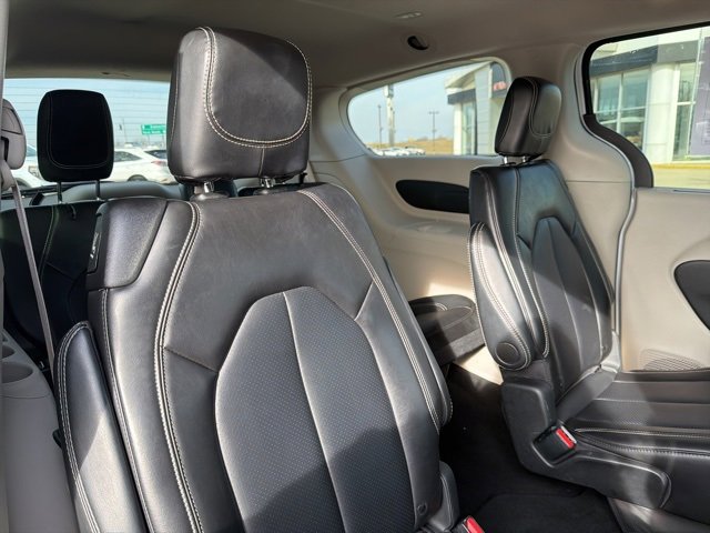 Used 2024 Chrysler Pacifica Touring-L image 5