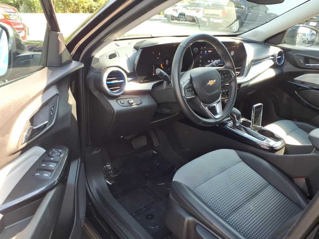 Used 2025 Chevrolet Trax LT w/ LT Convenience Package FWD image 6