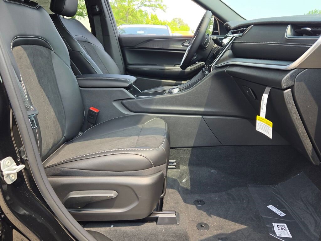 New 2025 Jeep Grand Cherokee L Laredo image 7