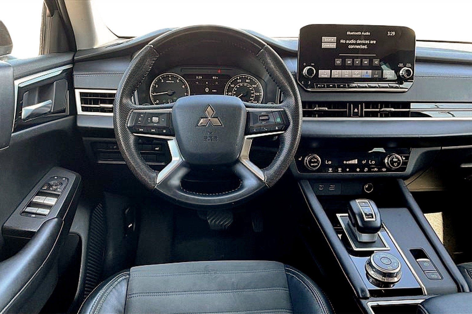 Used 2023 Mitsubishi Outlander SE image 5