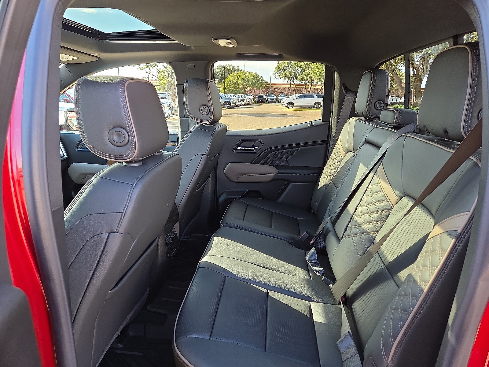 New 2026 GMC Canyon Denali w/ LPO, Black Badging Package AWD/4WD image 9