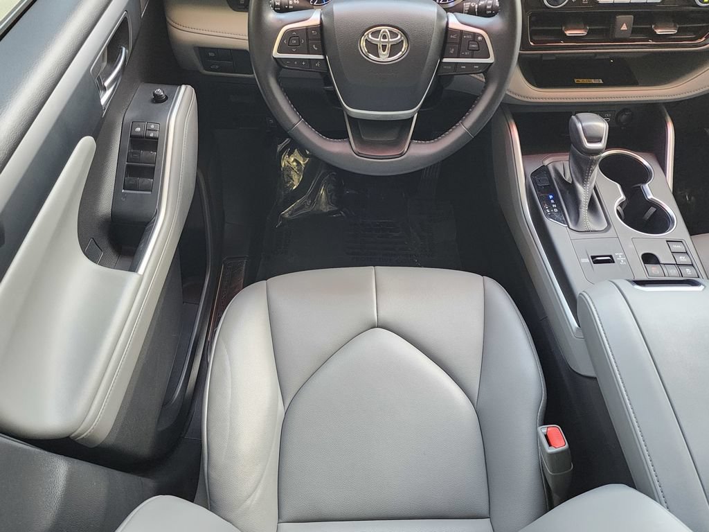 Used 2023 Toyota Highlander XLE AWD/4WD image 11