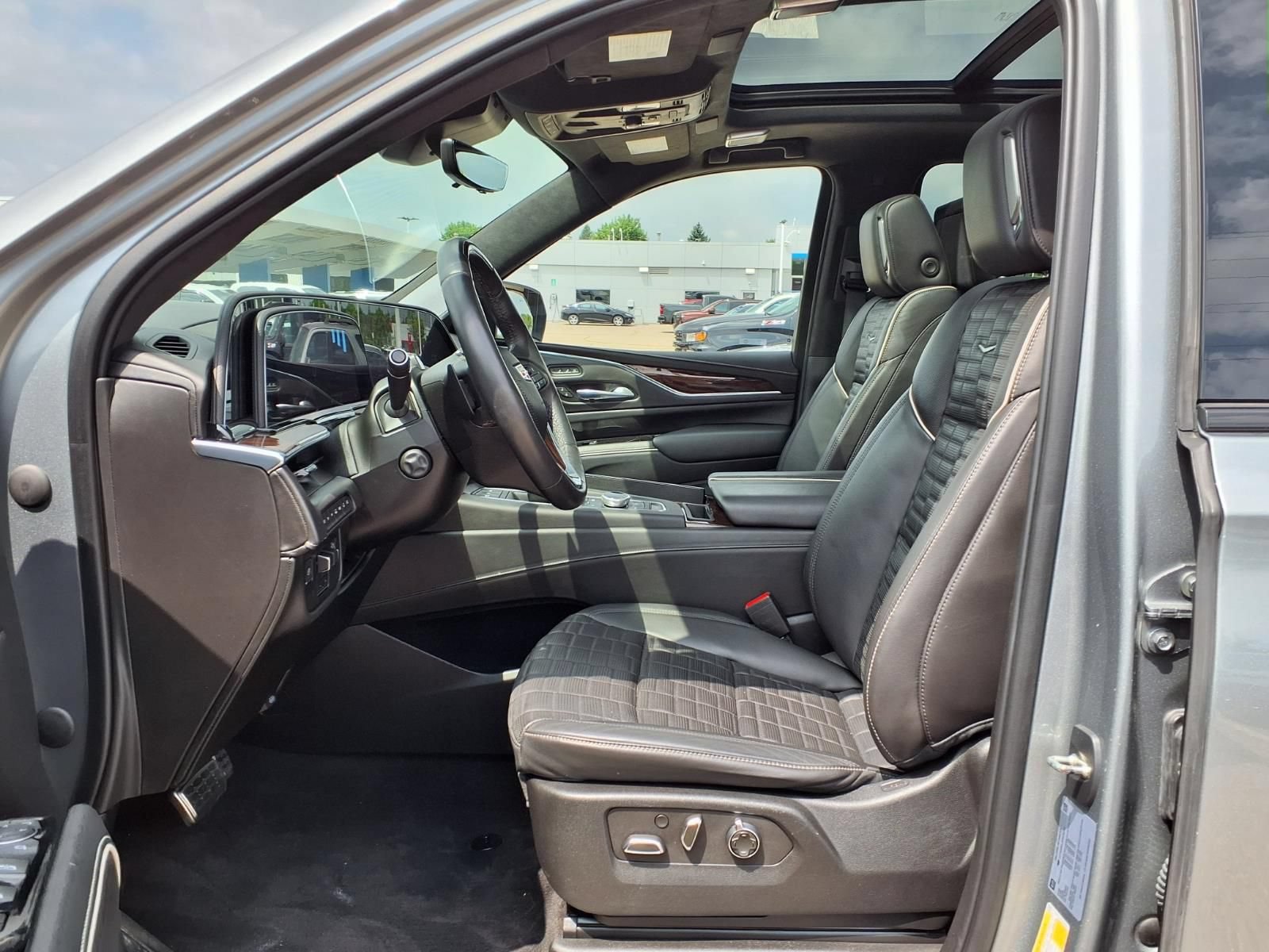 Used 2023 Cadillac Escalade ESV Sport Platinum AWD/4WD image 18