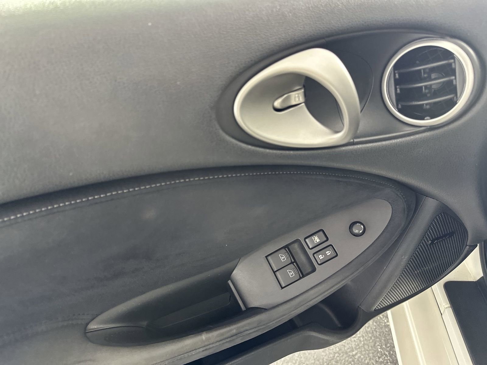 Used 2009 Nissan 370Z Touring RWD image 13