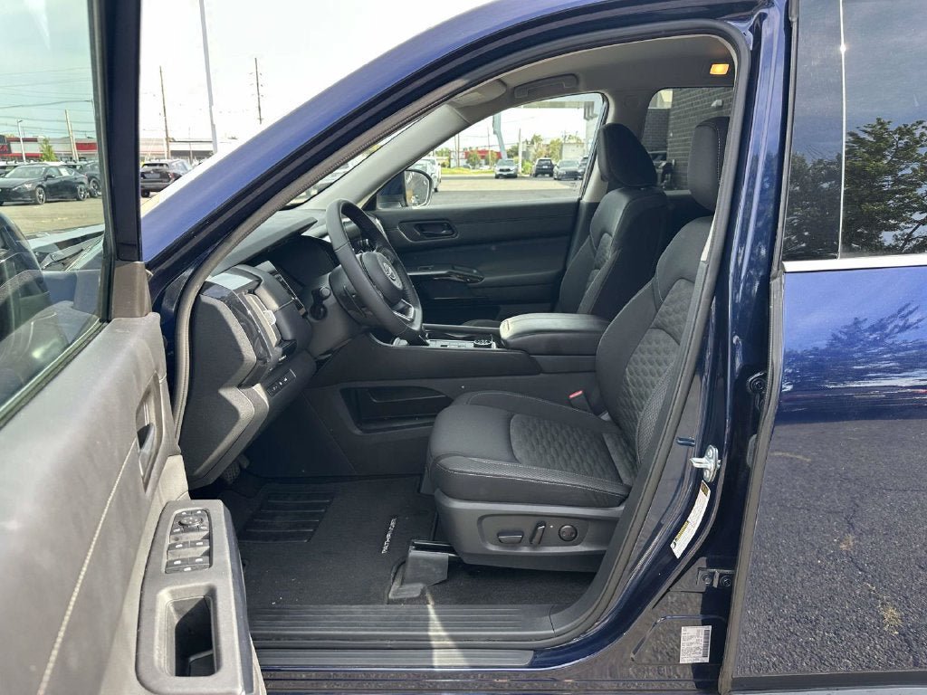 Used 2025 Nissan Pathfinder SV AWD/4WD image 17