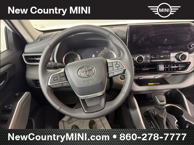 Used 2025 Toyota Highlander XLE w/ Protection Package #3 (TMS) image 25