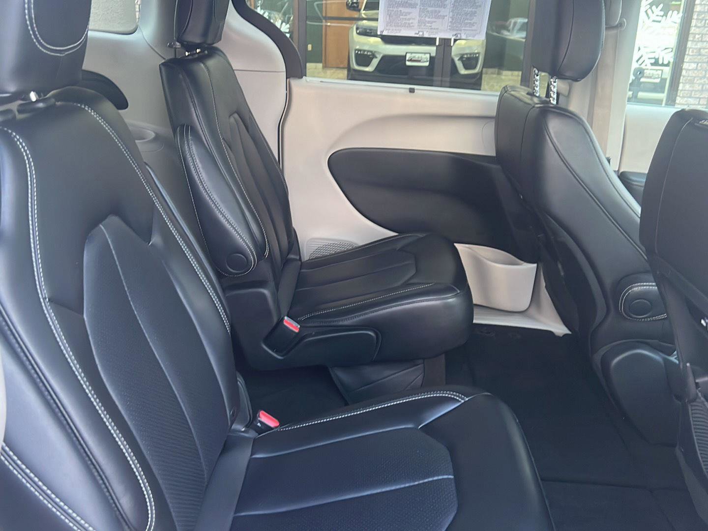 Used 2023 Chrysler Pacifica Touring-L image 16