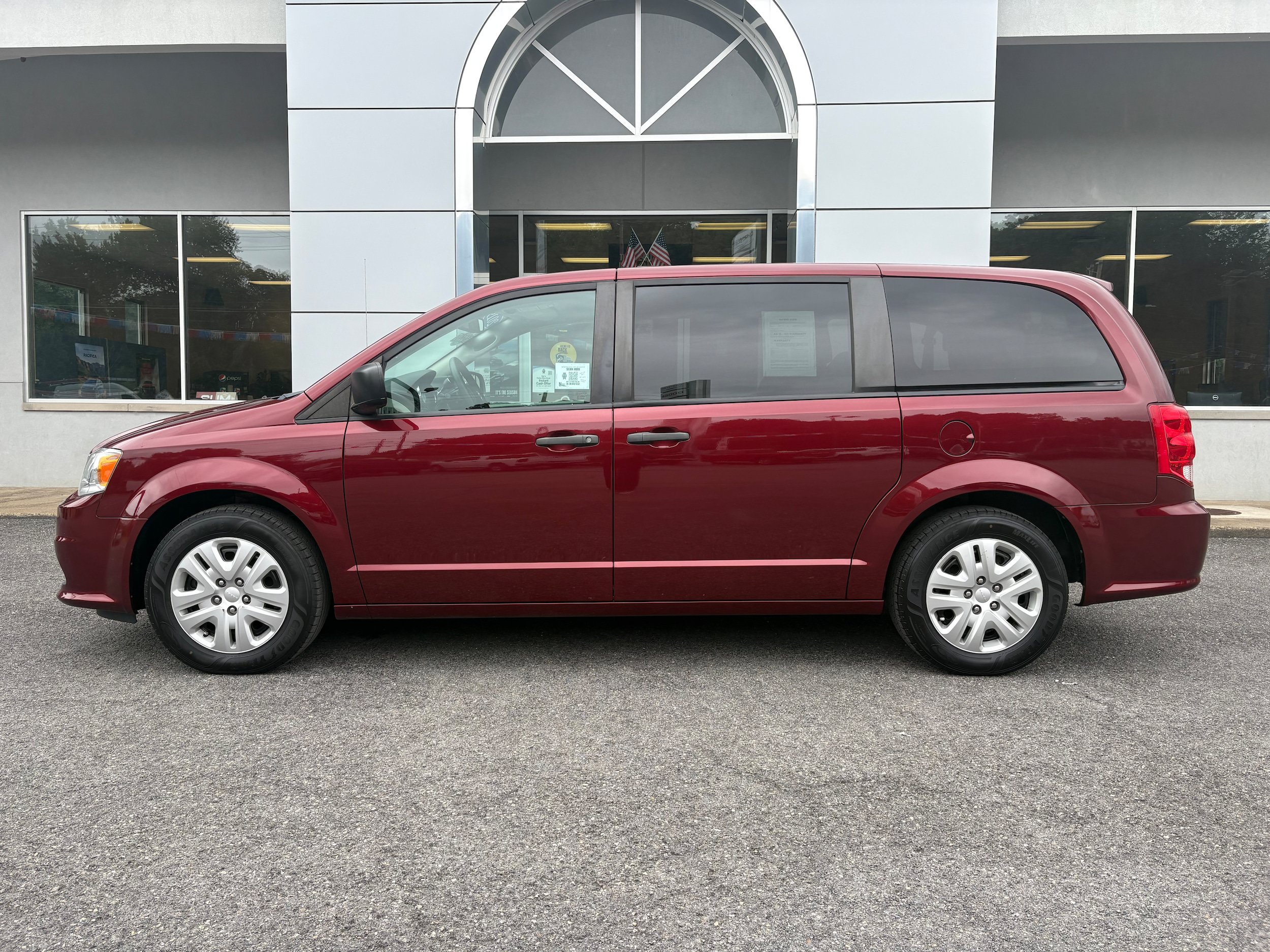 Used 2019 Dodge Grand Caravan SE FWD image 2