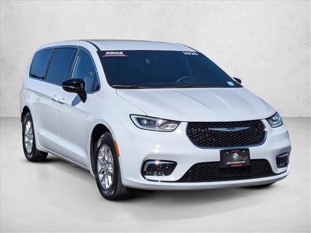 Used 2025 Chrysler Pacifica Select image 3