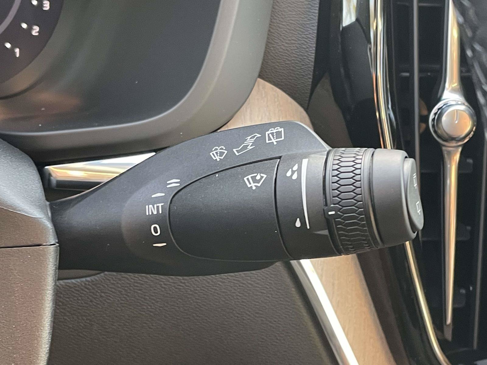 New 2027 Volvo XC60 B5 Plus AWD/4WD image 13