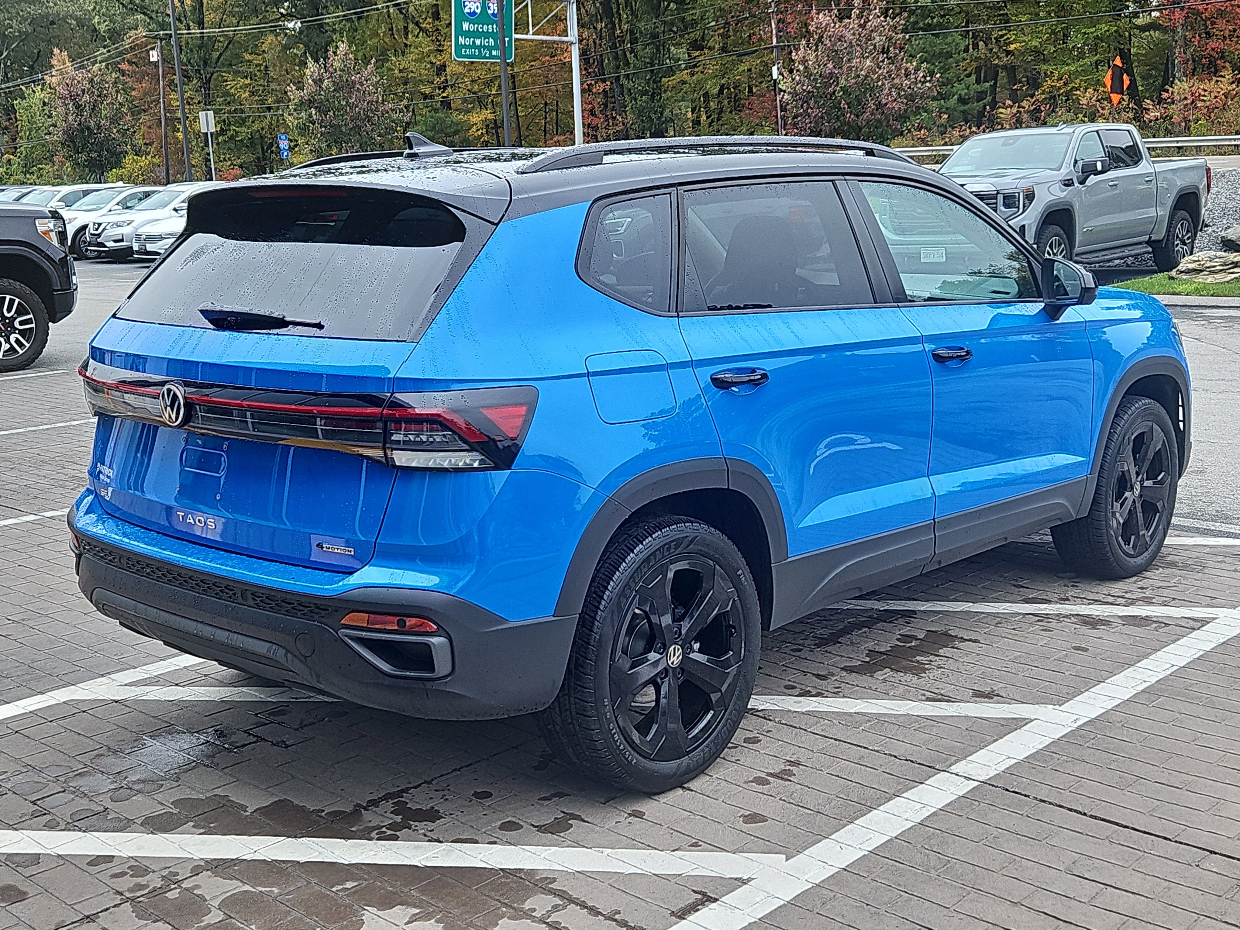 Certified 2025 Volkswagen Taos SE image 3