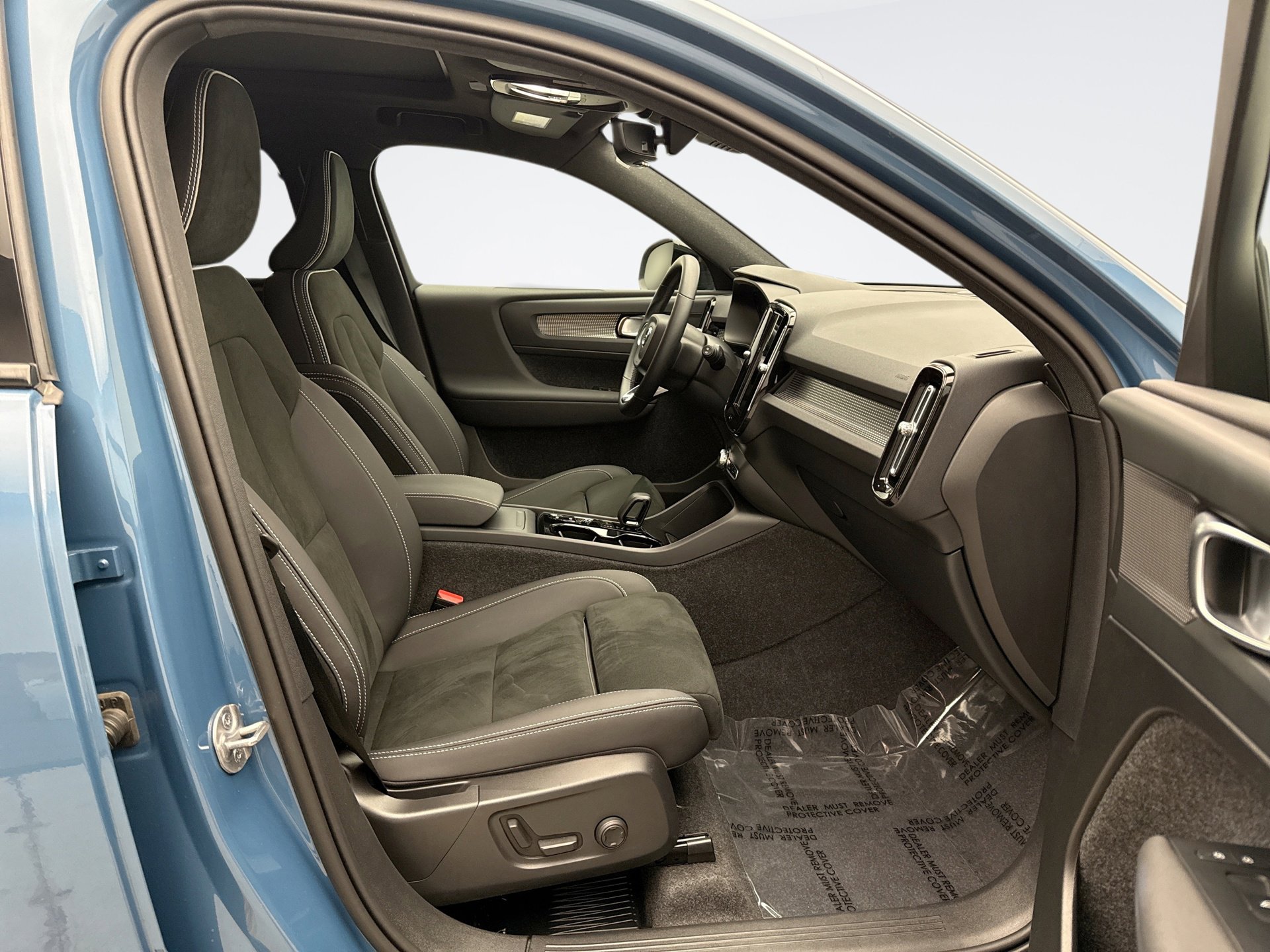 Used 2025 Volvo XC40 B5 Plus image 18