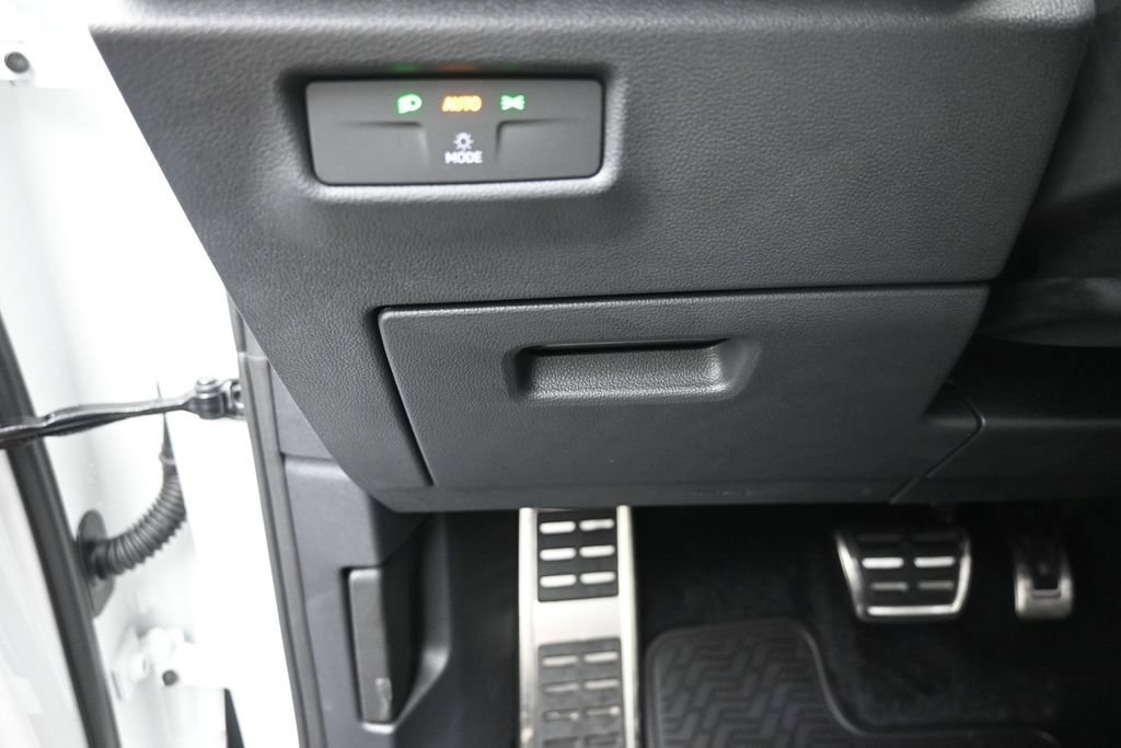 New 2026 Volkswagen Tiguan SE R-Line FWD image 16