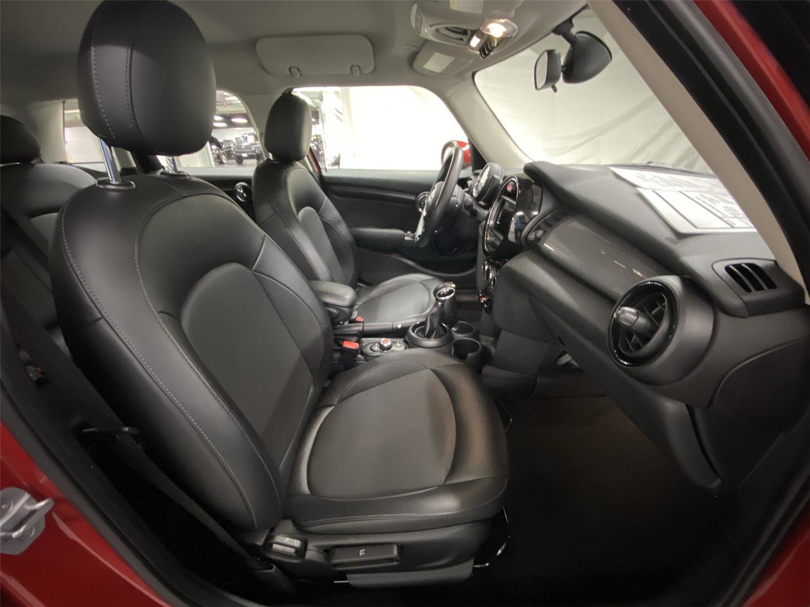 Used 2018 MINI Cooper 4-Door Hardtop image 28