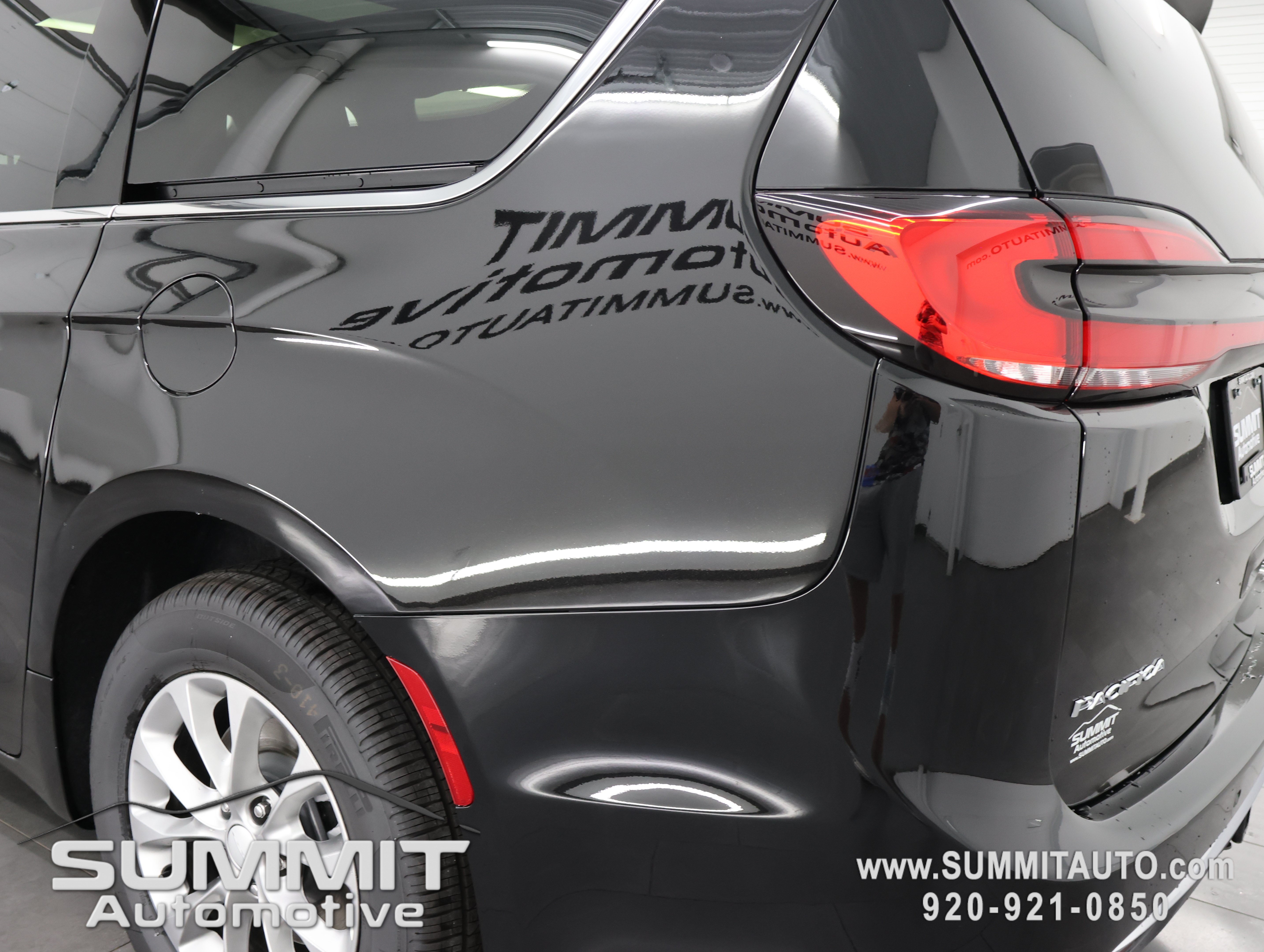 New 2027 Chrysler Pacifica Limited AWD/4WD image 37