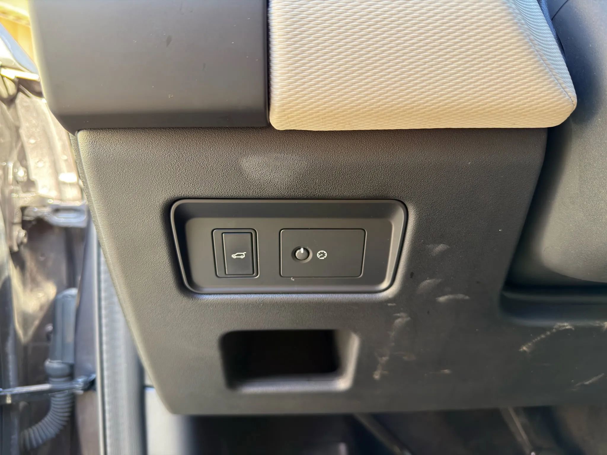 Used 2023 Land Rover Discovery Metropolitan Edition image 34