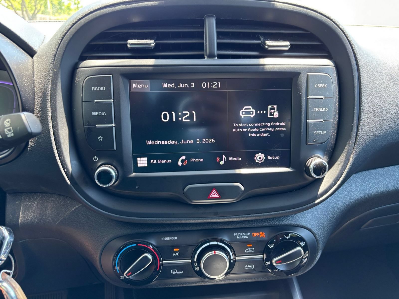 Used 2025 Kia Soul LX w/ LX Technology Package FWD image 17