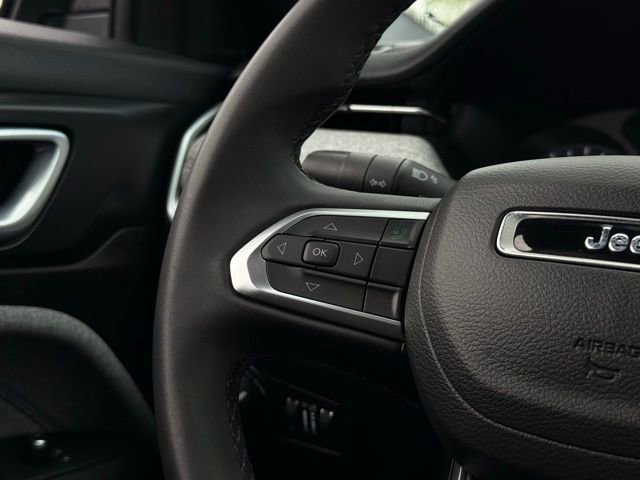 Used 2025 Jeep Compass Latitude AWD/4WD image 9