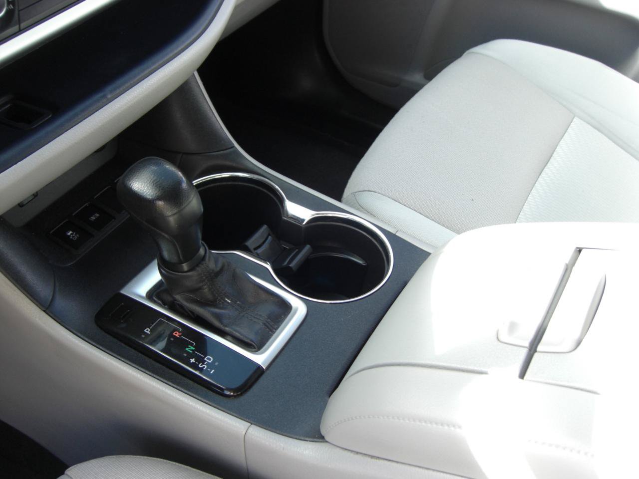 Used 2017 Toyota Highlander LE w/ Carpet Mat Package FWD image 8