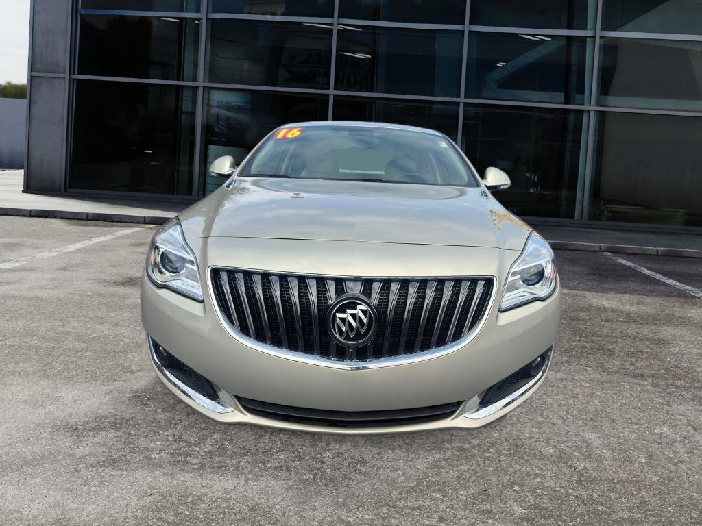 Used 2016 Buick Regal image 2