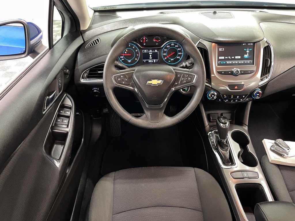 Used 2018 Chevrolet Cruze LT w/ Convenience Package FWD image 17