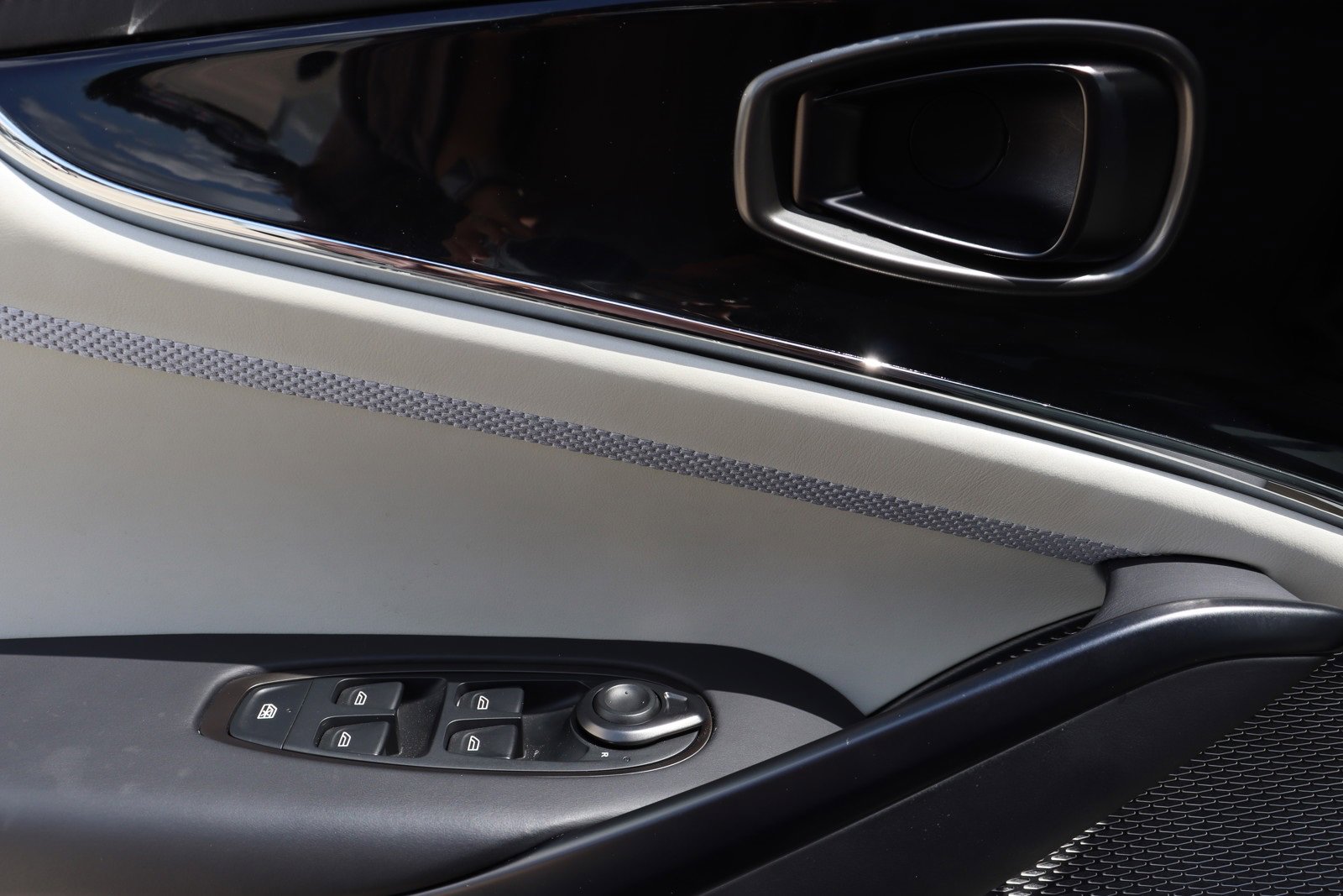 Used 2025 Aston Martin DBX 707 image 26