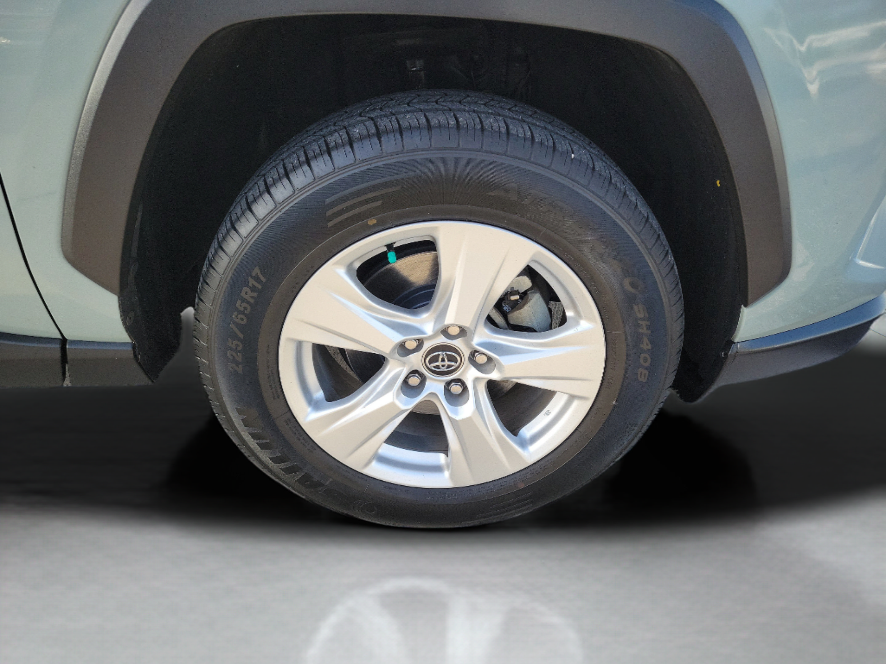 Used 2020 Toyota RAV4 XLE w/ Convenience Package FWD image 28