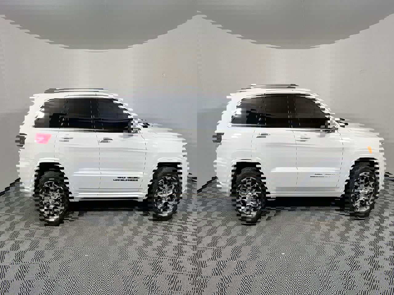 Used 2020 Jeep Grand Cherokee Overland image 2